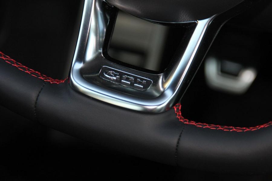 Детали интерьера Volkswagen Golf GTi 5-Door 2015 года  (фото 19 из 48)